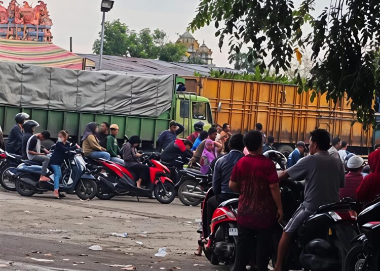 Pasca Banjir Di Kota Tebingtinggi Menyusul BBM Langka, Masyarakat Panik, Ada Pedagang Eceran Jual Pertalite Rp. 45 Ribu Perliter 4 Pasca Banjir Di Kota Tebingtinggi Menyusul BBM Langka, Masyarakat Panik, Ada Pedagang Eceran Jual Pertalite Rp. 45 Ribu Perliter