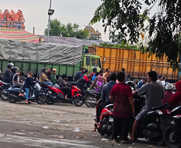 Pasca Banjir Di Kota Tebingtinggi Menyusul BBM Langka, Masyarakat Panik, Ada Pedagang Eceran Jual Pertalite Rp. 45 Ribu Perliter 2 Pasca Banjir Di Kota Tebingtinggi Menyusul BBM Langka, Masyarakat Panik, Ada Pedagang Eceran Jual Pertalite Rp. 45 Ribu Perliter