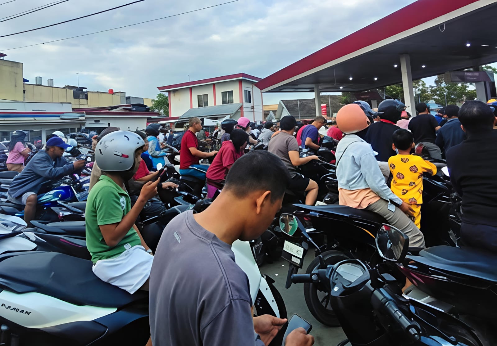 Pasca Banjir Di Kota Tebingtinggi Menyusul BBM Langka, Masyarakat Panik, Ada Pedagang Eceran Jual Pertalite Rp. 45 Ribu Perliter 5 Pasca Banjir Di Kota Tebingtinggi Menyusul BBM Langka, Masyarakat Panik, Ada Pedagang Eceran Jual Pertalite Rp. 45 Ribu Perliter - IMG 20251202 WA0009