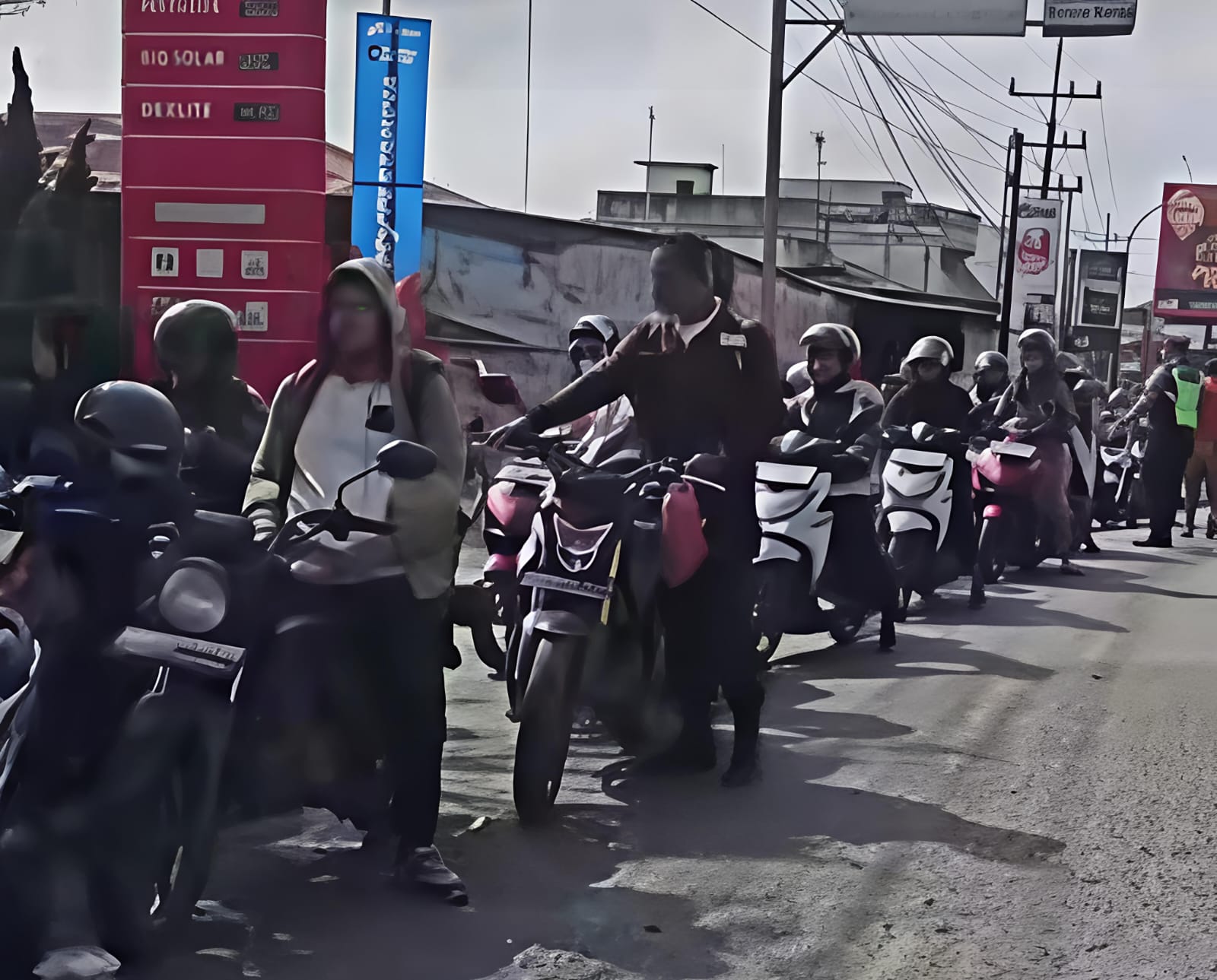 Pasca Banjir Di Kota Tebingtinggi Menyusul BBM Langka, Masyarakat Panik, Ada Pedagang Eceran Jual Pertalite Rp. 45 Ribu Perliter 6 Pasca Banjir Di Kota Tebingtinggi Menyusul BBM Langka, Masyarakat Panik, Ada Pedagang Eceran Jual Pertalite Rp. 45 Ribu Perliter - IMG 20251202 WA0010