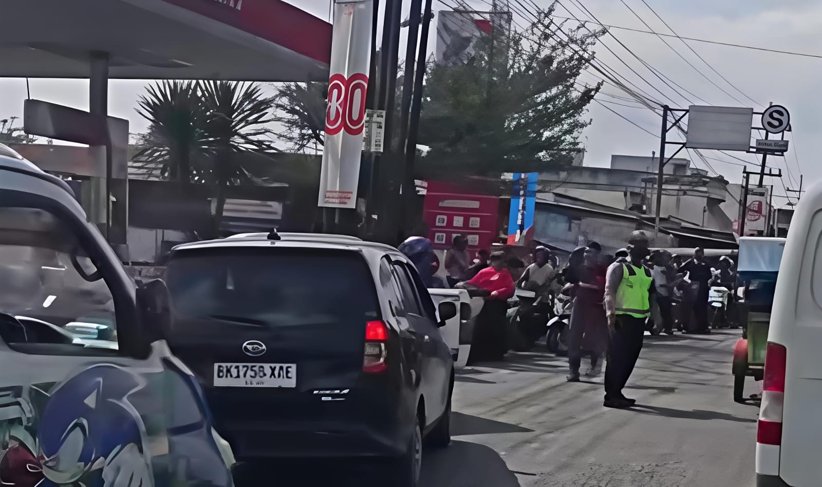 Pasca Banjir Di Kota Tebingtinggi Menyusul BBM Langka, Masyarakat Panik, Ada Pedagang Eceran Jual Pertalite Rp. 45 Ribu Perliter 7 Pasca Banjir Di Kota Tebingtinggi Menyusul BBM Langka, Masyarakat Panik, Ada Pedagang Eceran Jual Pertalite Rp. 45 Ribu Perliter - IMG 20251202 WA0011