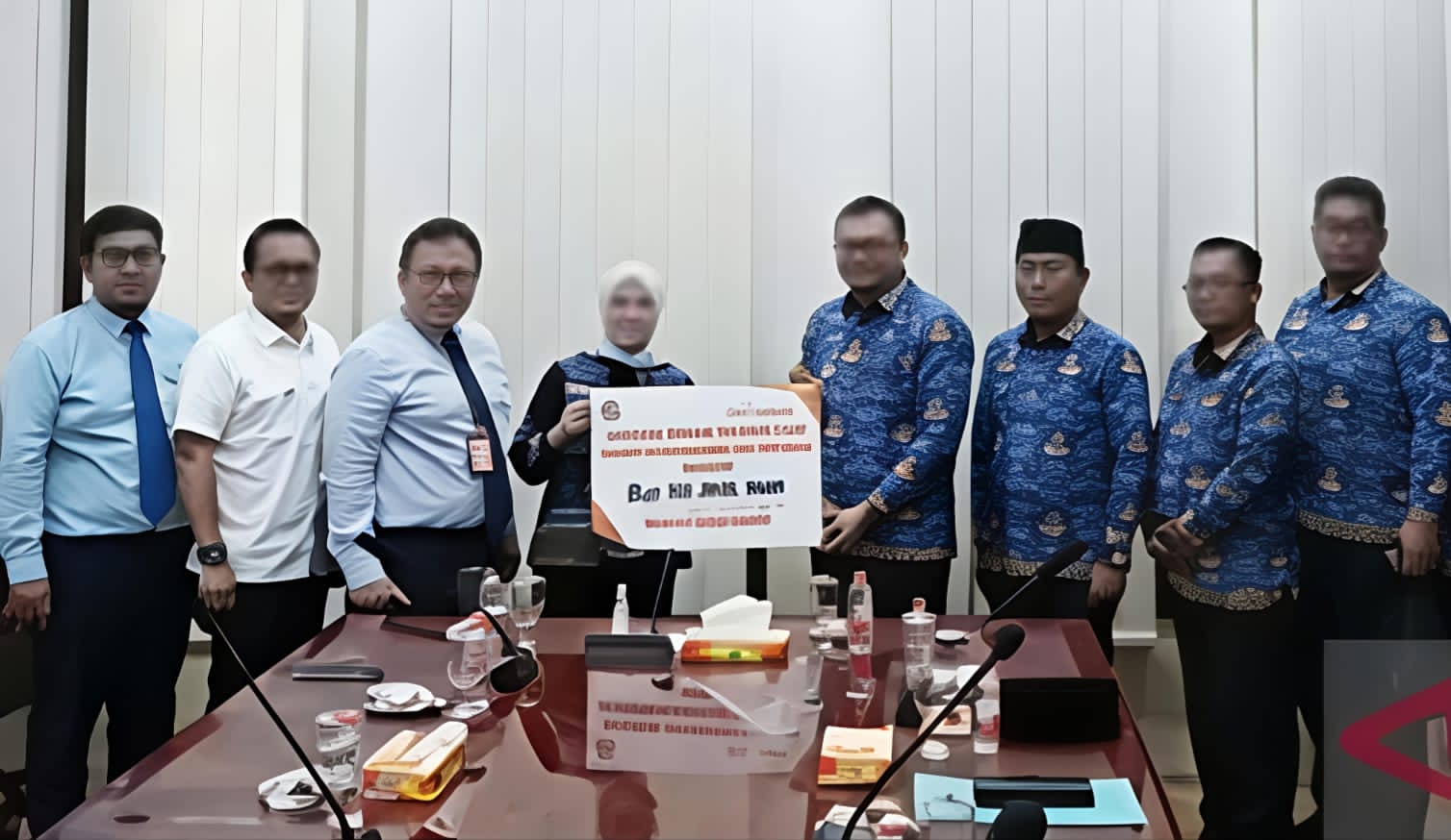 Bupati Deli Serdang Asri Ludin Tambunan Terima Bantuan Dari Bank Sumut Untuk Penanganan Banjir - IMG 20251203 WA0011