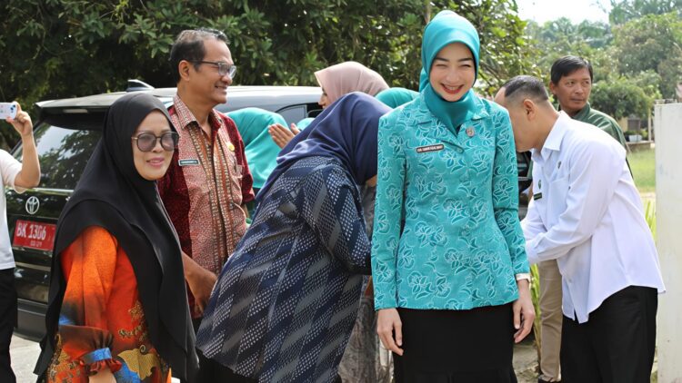Ketua TP PKK Kota Tebingtinggi Ny. Hj. Susmira Wanti Iman Irdian Saragih, Sambut Kedatangan Tim Evaluasi TP PKK Provsu, Dalam Rangka Evaluasi Pelaksanaan Posyandu, PHBS, dan LBS Tahun 2025 2 Ketua TP PKK Kota Tebingtinggi Ny. Hj. Susmira Wanti Iman Irdian Saragih, Sambut Kedatangan Tim Evaluasi TP PKK Provsu, Dalam Rangka Evaluasi Pelaksanaan Posyandu, PHBS, dan LBS Tahun 2025