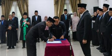 Bupati Asri Ludin Tambunan Lantik Samsuar Sinaga Sebagai Sekdisdik Bersama 13 Pejabat Administratur, Pengawas dan Pejabat Fungsional