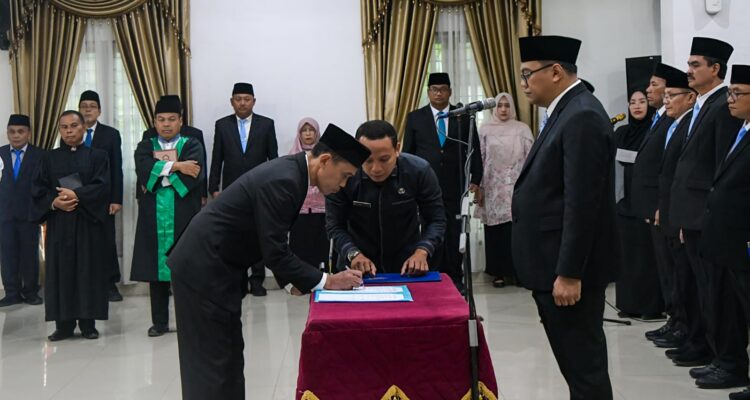 Bupati Asri Ludin Tambunan Lantik Samsuar Sinaga Sebagai Sekdisdik Bersama 13 Pejabat Administratur, Pengawas dan Pejabat Fungsional 2 Bupati Asri Ludin Tambunan Lantik Samsuar Sinaga Sebagai Sekdisdik Bersama 13 Pejabat Administratur, Pengawas dan Pejabat Fungsional