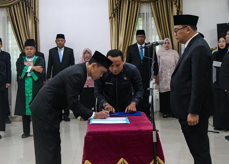 Bupati Asri Ludin Tambunan Lantik Samsuar Sinaga Sebagai Sekdisdik Bersama 13 Pejabat Administratur, Pengawas dan Pejabat Fungsional
