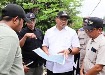 Bupati dr. H. Asri Ludin Tambunan Didampingi Ketua TP PKK dr. Hj. Jelita Siregar Tinjau Lokasi Banjir Di Kecamatan Batang Kuis