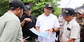 Bupati dr. H. Asri Ludin Tambunan Didampingi Ketua TP PKK dr. Hj. Jelita Siregar Tinjau Lokasi Banjir Di Kecamatan Batang Kuis
