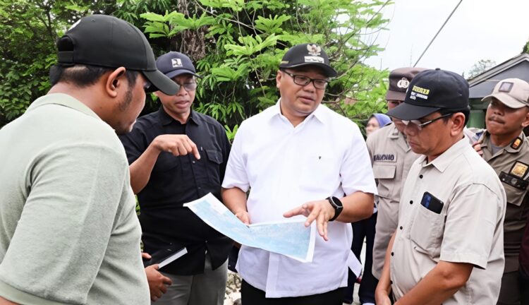 Bupati dr. H. Asri Ludin Tambunan Didampingi Ketua TP PKK dr. Hj. Jelita Siregar Tinjau Lokasi Banjir Di Kecamatan Batang Kuis 2 Bupati dr. H. Asri Ludin Tambunan Didampingi Ketua TP PKK dr. Hj. Jelita Siregar Tinjau Lokasi Banjir Di Kecamatan Batang Kuis