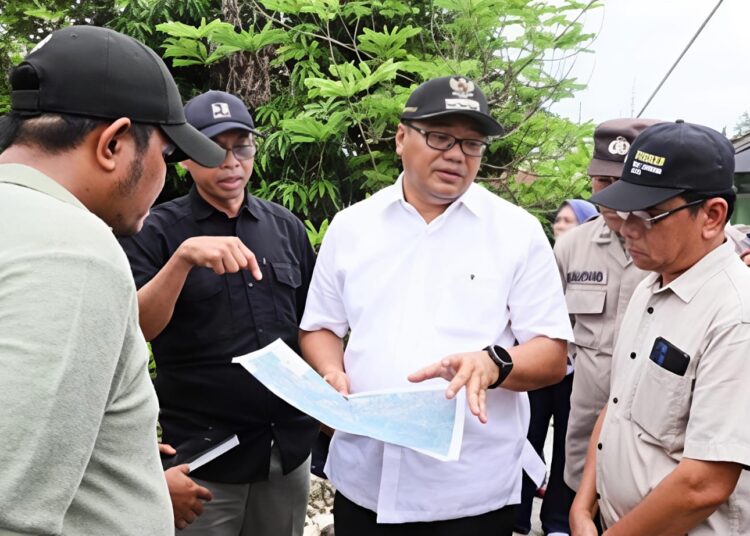 Bupati dr. H. Asri Ludin Tambunan Didampingi Ketua TP PKK dr. Hj. Jelita Siregar Tinjau Lokasi Banjir Di Kecamatan Batang Kuis