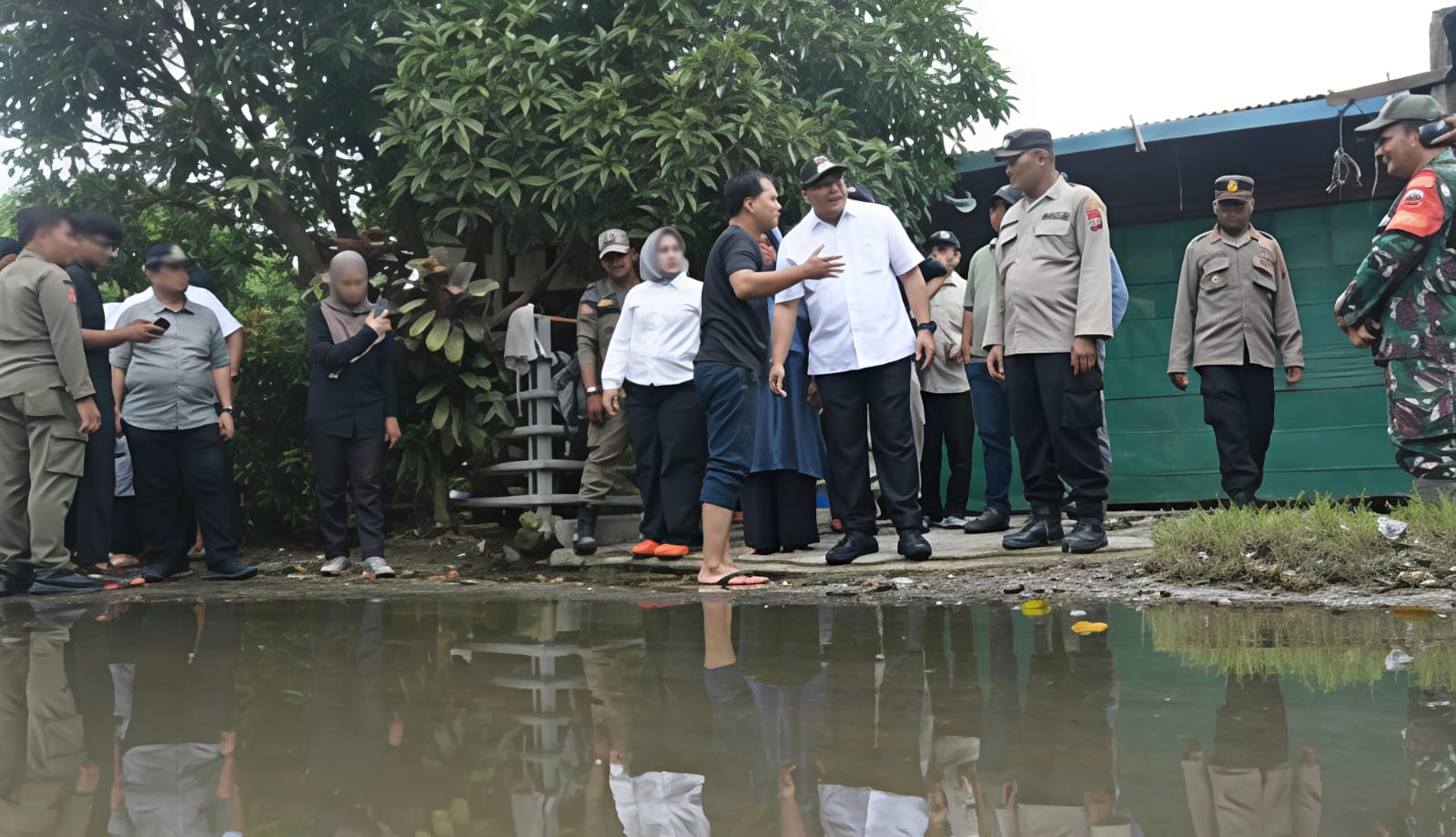 Bupati dr. H. Asri Ludin Tambunan Didampingi Ketua TP PKK dr. Hj. Jelita Siregar Tinjau Lokasi Banjir Di Kecamatan Batang Kuis - IMG 20251207 WA0028