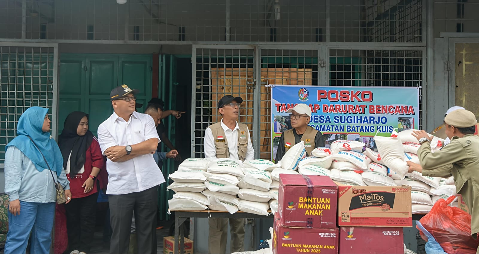 Bupati dr. H. Asri Ludin Tambunan Didampingi Ketua TP PKK dr. Hj. Jelita Siregar Tinjau Lokasi Banjir Di Kecamatan Batang Kuis - IMG 20251207 WA0029