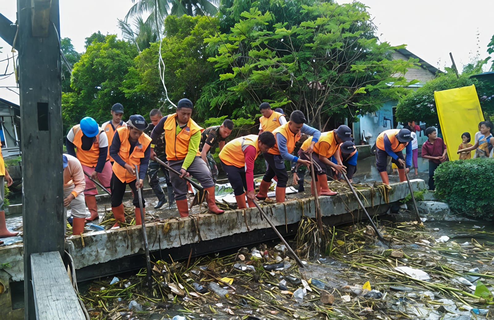 Bupati dr. H. Asri Ludin Tambunan Didampingi Ketua TP PKK dr. Hj. Jelita Siregar Tinjau Lokasi Banjir Di Kecamatan Batang Kuis - IMG 20251207 WA0030
