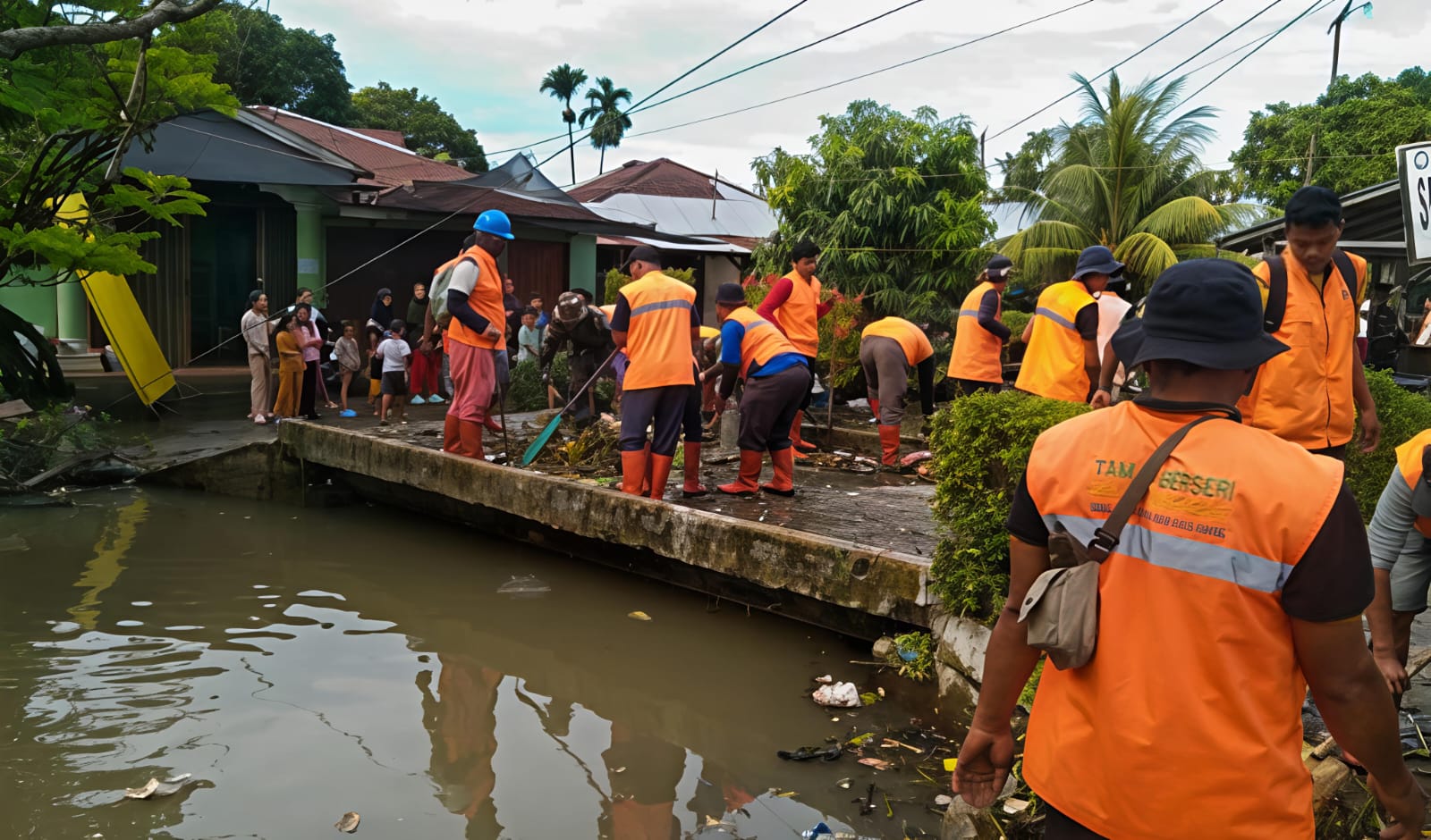 Bupati dr. H. Asri Ludin Tambunan Didampingi Ketua TP PKK dr. Hj. Jelita Siregar Tinjau Lokasi Banjir Di Kecamatan Batang Kuis - IMG 20251207 WA0031