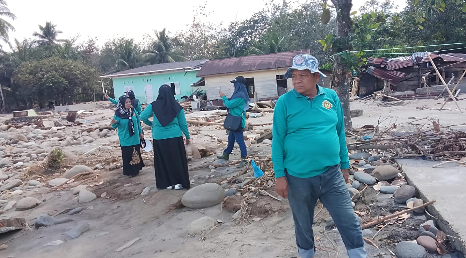 IKB SMA Negeri 1 Kota Padangsidimpuan Berikan Bantuan Pada Korban Banjir Dan Tanah Longsor Di Batangtoru Dan Angkola Sangkunur - IMG 20251208 WA0003
