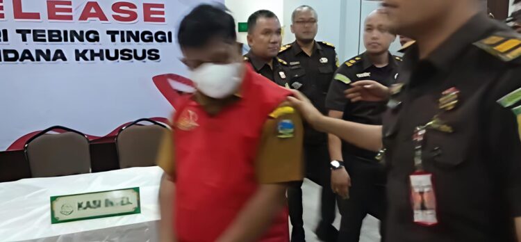 KORUPSI TERJADI LAGI DI TEBINGTINGGI, Kabid DLH Pemko Ditahan Kejaksaan Terkait Korupsi BBM Bersubsidi, Kerugian Negara Rp. 300 Juta 2 KORUPSI TERJADI LAGI DI TEBINGTINGGI, Kabid DLH Pemko Ditahan Kejaksaan Terkait Korupsi BBM Bersubsidi, Kerugian Negara Rp. 300 Juta