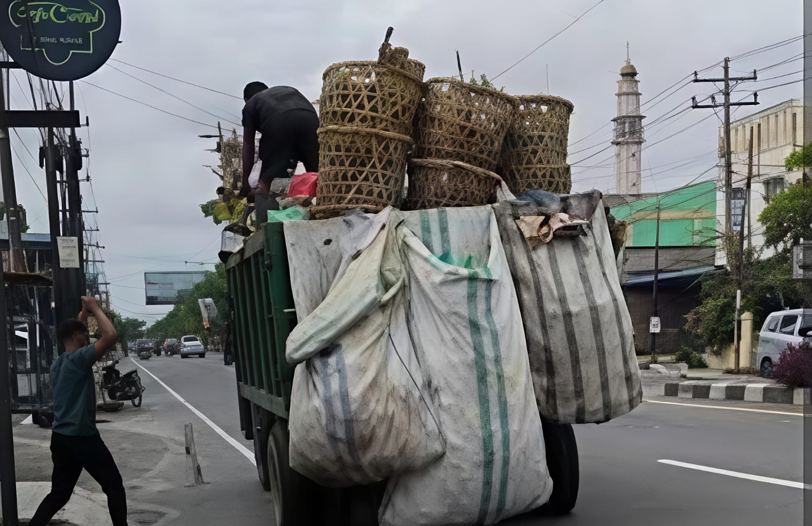 KORUPSI TERJADI LAGI DI TEBINGTINGGI, Kabid DLH Pemko Ditahan Kejaksaan Terkait Korupsi BBM Bersubsidi, Kerugian Negara Rp. 300 Juta - IMG 20251210 WA0005