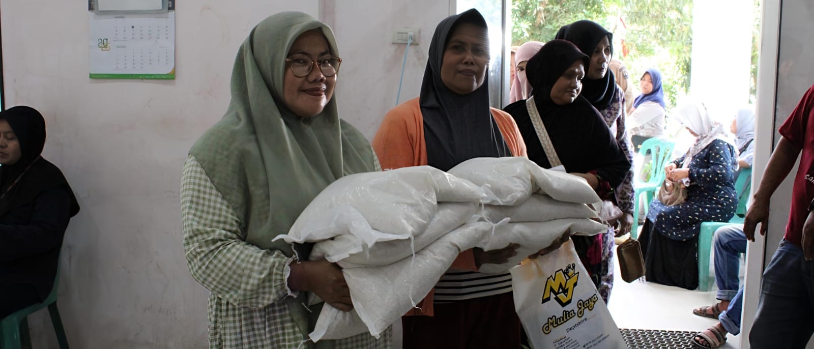 Walikota Tebingtinggi H. Iman Irdian Saragih Salurkan Bantuan Kepada Warga Terdampak Bencana Banjir - IMG 20251211 WA0023