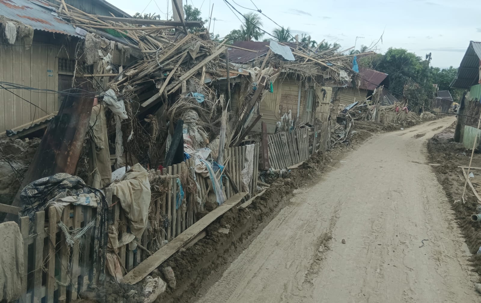 Secuil Cerita Dari Lokasi Bencana Banjir Aceh Tamiang, Mengikuti Perjalanan Tim Bantuan Kemanusiaan RSUD Kumpulan Pane Kota Tebingtinggi 3 Secuil Cerita Dari Lokasi Bencana Banjir Aceh Tamiang, Mengikuti Perjalanan Tim Bantuan Kemanusiaan RSUD Kumpulan Pane Kota Tebingtinggi - IMG 20251214 WA0002 1