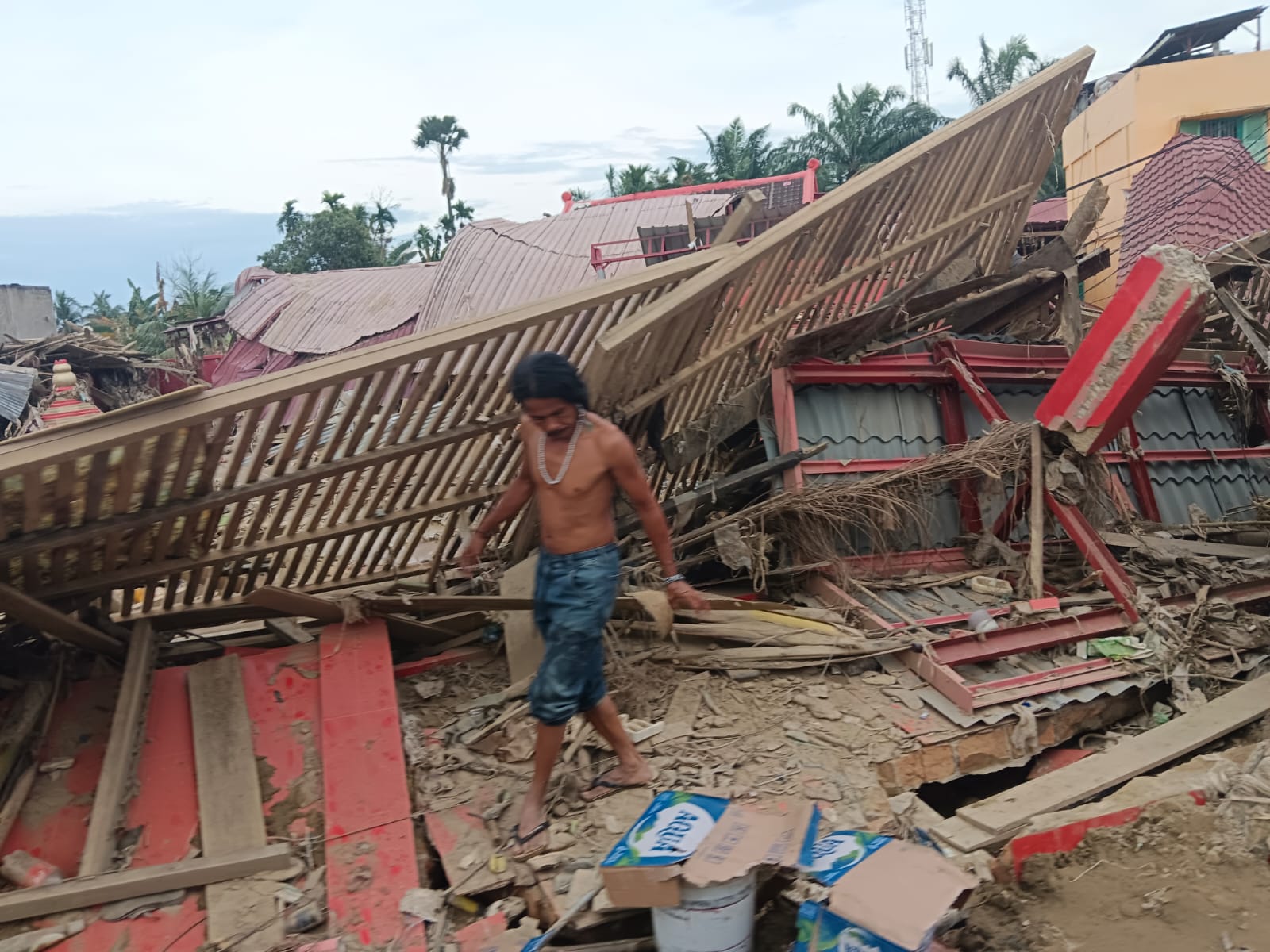 Secuil Cerita Dari Lokasi Bencana Banjir Aceh Tamiang, Mengikuti Perjalanan Tim Bantuan Kemanusiaan RSUD Kumpulan Pane Kota Tebingtinggi 8 Secuil Cerita Dari Lokasi Bencana Banjir Aceh Tamiang, Mengikuti Perjalanan Tim Bantuan Kemanusiaan RSUD Kumpulan Pane Kota Tebingtinggi - IMG 20251214 WA0008