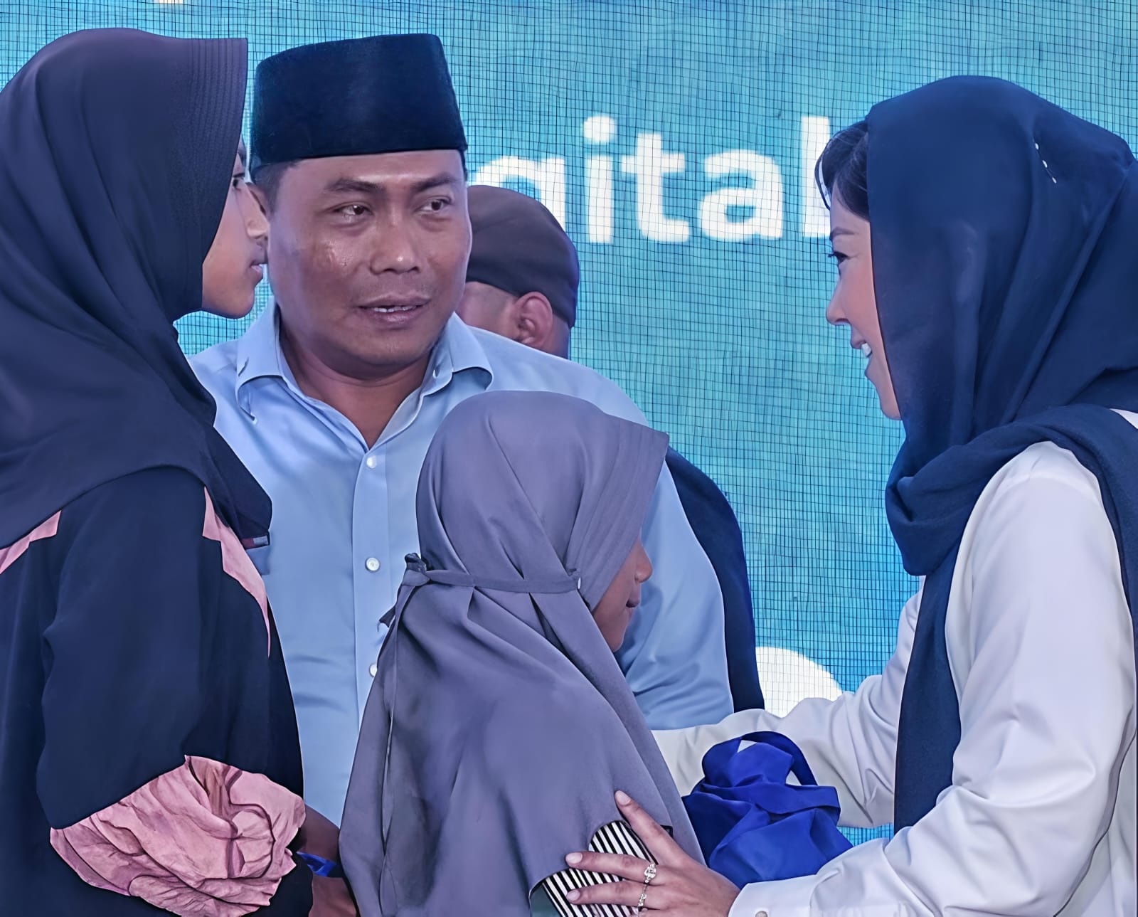 DO'A BERSAMA DAN ZIKIR AKBAR DI DELISERDANG, Hadir Menkomdigi Meutya Hafid Serta Wabup Lom Lom Suwondo Bersama Ribuan Masyarakat Terdampak Bencana Banjir - IMG 20251214 WA0012