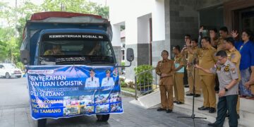 Bupati Asri Ludin Tambunan Lepas Tim Pembawa Bantuan Kemanusiaan Ke Aceh Tamiang