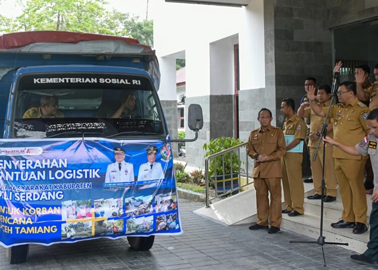 Bupati Asri Ludin Tambunan Lepas Tim Pembawa Bantuan Kemanusiaan Ke Aceh Tamiang 2 Bupati Asri Ludin Tambunan Lepas Tim Pembawa Bantuan Kemanusiaan Ke Aceh Tamiang