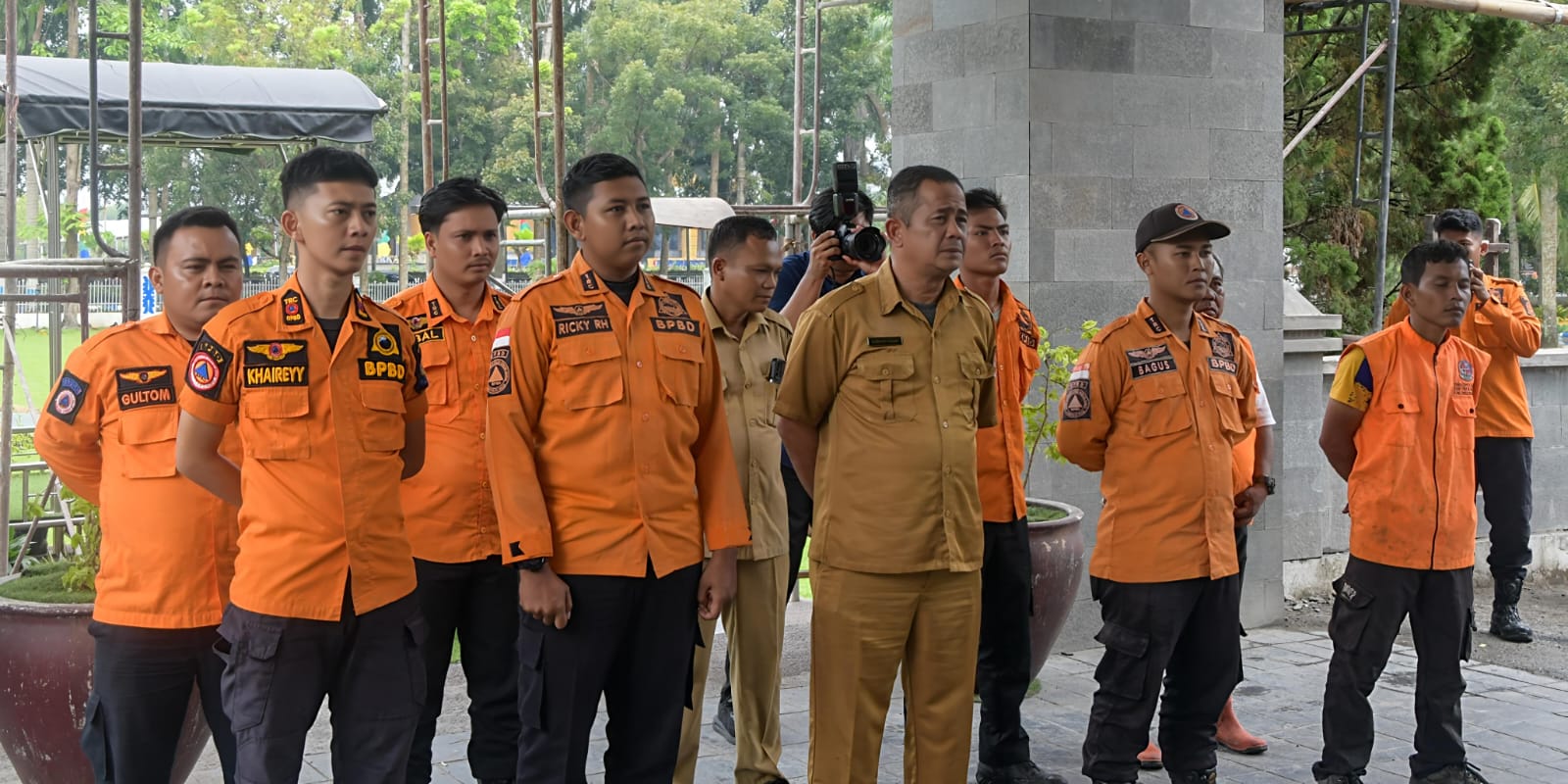 Bupati Asri Ludin Tambunan Lepas Tim Pembawa Bantuan Kemanusiaan Ke Aceh Tamiang 3 Bupati Asri Ludin Tambunan Lepas Tim Pembawa Bantuan Kemanusiaan Ke Aceh Tamiang - IMG 20251216 WA0021