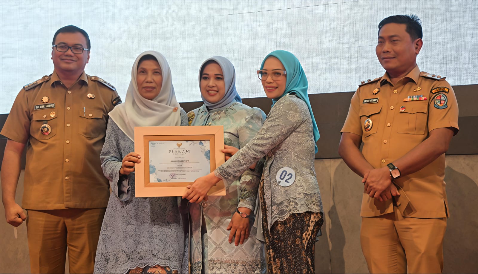 Peringati Hari Ibu Ke-97, Bupati Asri Ludin Tambunan : Ibu Lahirkan Generasi Berdaya Dan Berkontribusi Bagi Pembangunan Daerah - IMG 20251217 WA0019