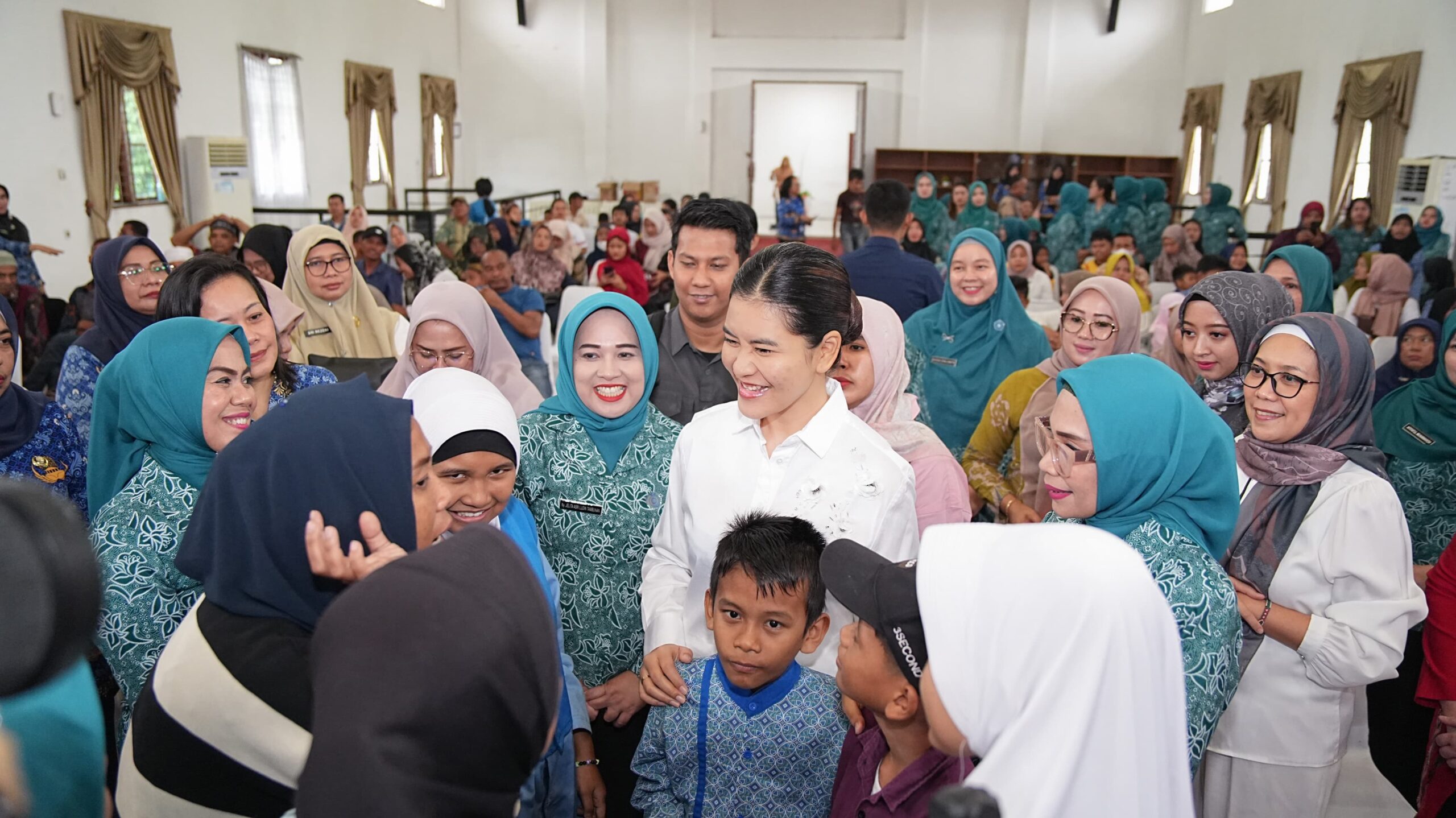 Ketua TP PKK Sumut Kahiyang Ayu Bobby Nasution Memberikan Alat Bantu Dengar Ke Penyandang Disabilitas Deliserdang - IMG 20251218 WA0014 scaled