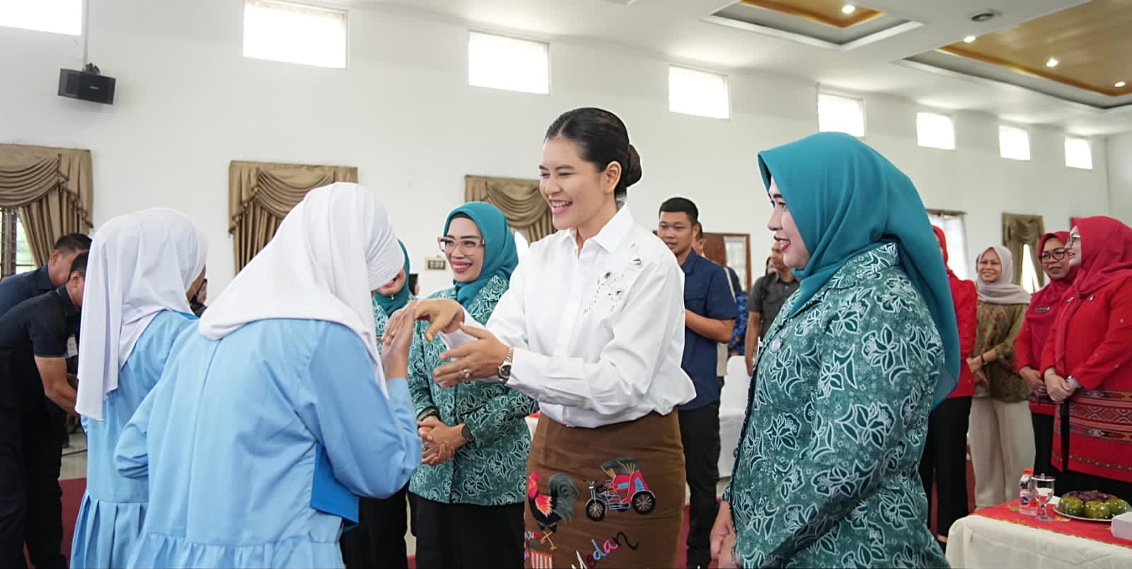 Ketua TP PKK Sumut Kahiyang Ayu Bobby Nasution Memberikan Alat Bantu Dengar Ke Penyandang Disabilitas Deliserdang - IMG 20251218 WA0015