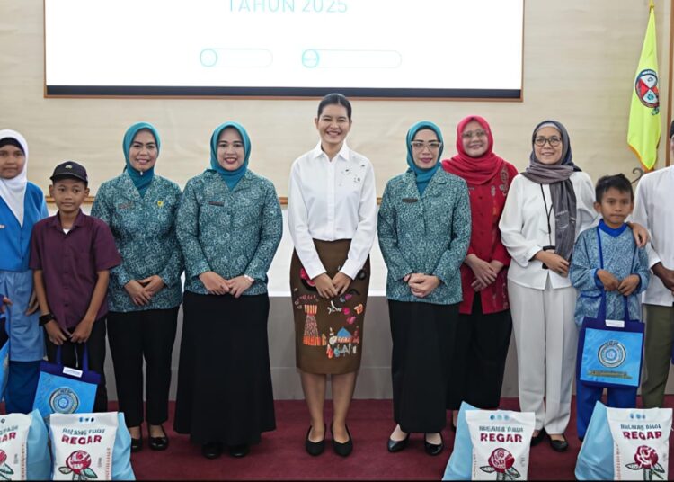 Ketua TP PKK Sumut Kahiyang Ayu Bobby Nasution Memberikan Alat Bantu Dengar Ke Penyandang Disabilitas Deliserdang - IMG 20251218 WA0016