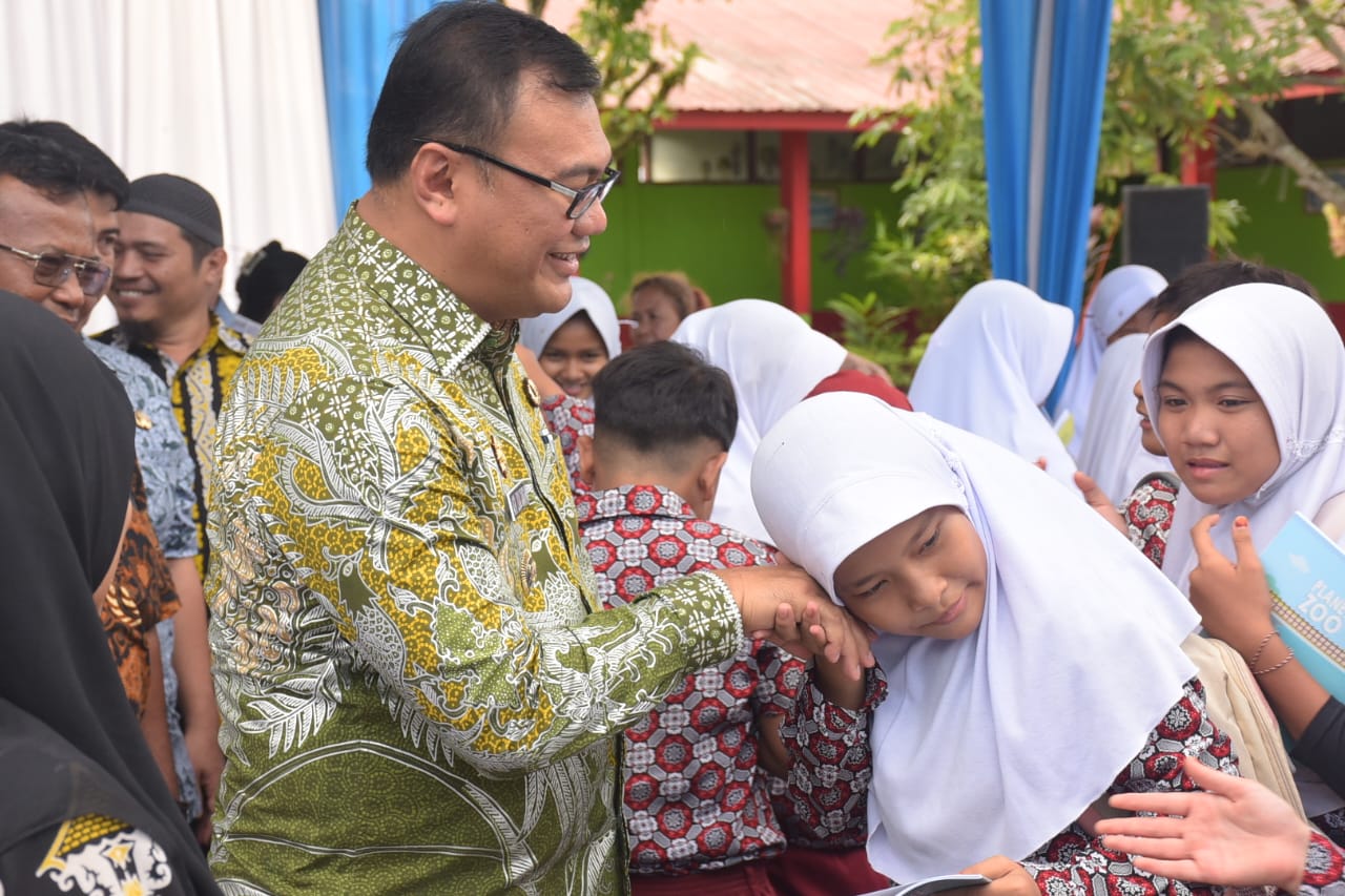 Serahkan Bantuan CSR PT. Evergreen, Bupati Asri Ludin Tambunan : Sebagai Bentuk Dukungan Peningkatan Kualitas Pendidikan Deliserdang - IMG 20251219 WA0098