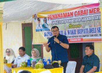 Bupati dr. H. Asri Ludin Tambunan, didampingi Wakil Bupati Lom Lom Suwondo, SS dan Kadis Pertanian Elinasari Nasution, SP, MM.