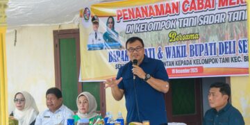 Bupati dr. H. Asri Ludin Tambunan, didampingi Wakil Bupati Lom Lom Suwondo, SS dan Kadis Pertanian Elinasari Nasution, SP, MM.
