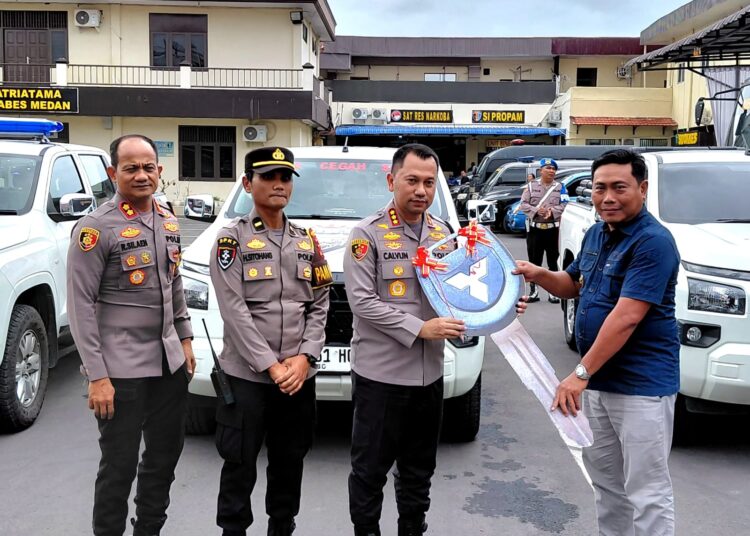 Pemkab Deli Serdang Beri Bantuan 3 Unit Kendaraan Operasional kepada Polrestabes Medan 2 Pemkab Deli Serdang Beri Bantuan 3 Unit Kendaraan Operasional kepada Polrestabes Medan