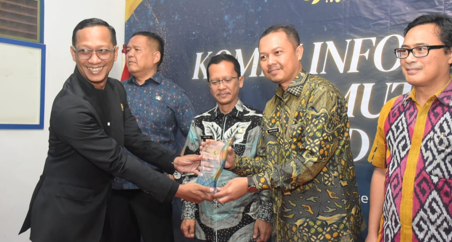 Plt. Kadis Kominfostan Anwar Sadat Siregar, Menerima Penghargaan Badan Publik Informatif 2025. - IMG 20251220 WA0013 1