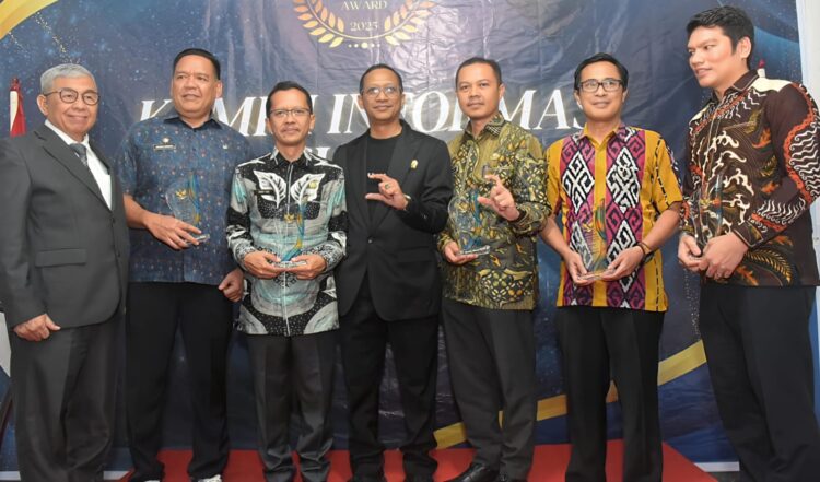 Plt. Kadis Kominfostan Anwar Sadat Siregar, Menerima Penghargaan Badan Publik Informatif 2025. 2 Plt. Kadis Kominfostan Anwar Sadat Siregar, Menerima Penghargaan Badan Publik Informatif 2025.