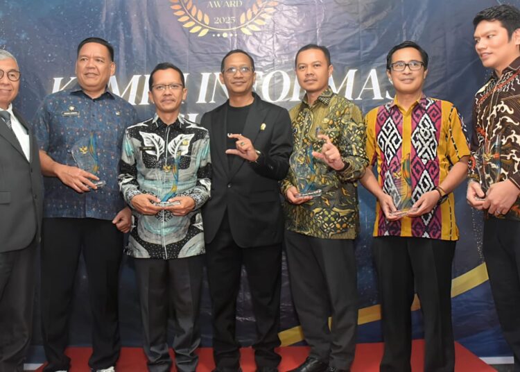 Plt. Kadis Kominfostan Anwar Sadat Siregar, Menerima Penghargaan Badan Publik Informatif 2025.