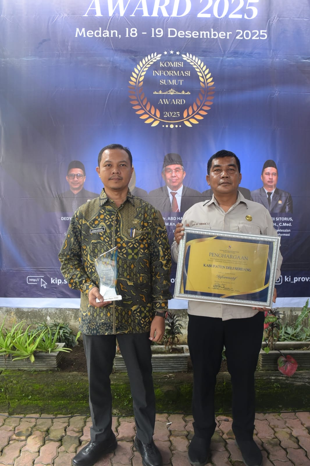 Plt. Kadis Kominfostan Anwar Sadat Siregar, Menerima Penghargaan Badan Publik Informatif 2025. - IMG 20251220 WA0015