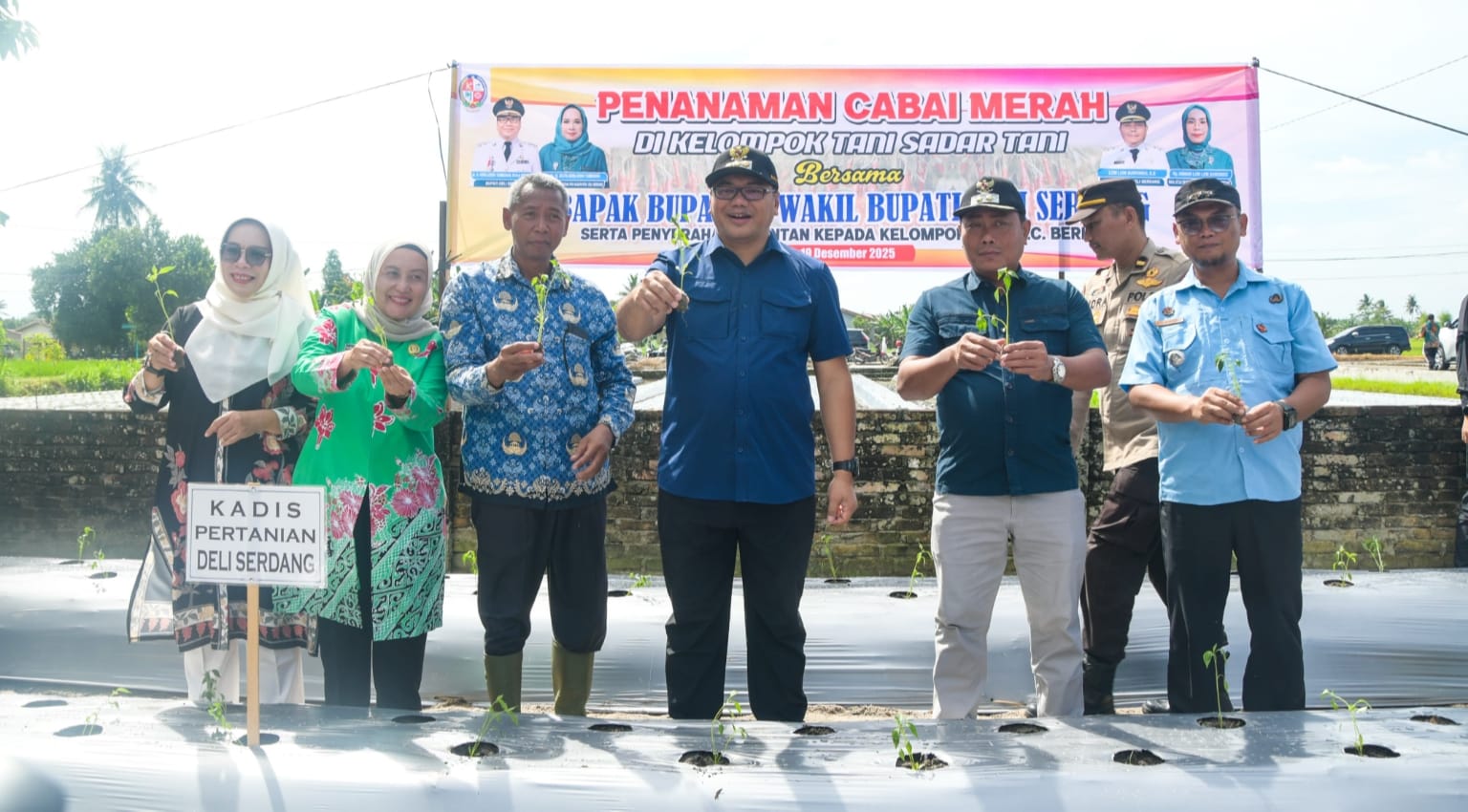 Bupati Deliserdang Perkuat Sektor Pertanian, Asri Ludin Tambunan : bantuan alsintan diharapkan mampu menekan biaya produksi - IMG 20251220 WA0020