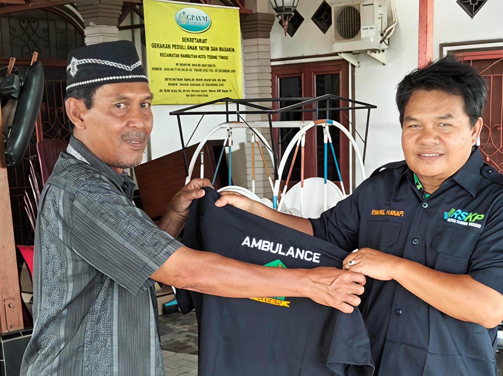 Media Online RataNews Beri Bantuan Baju Seragam Untuk Petugas Ambulance RSUD Kumpulan Pane Kota Tebingtinggi. - IMG 20251224 WA0008