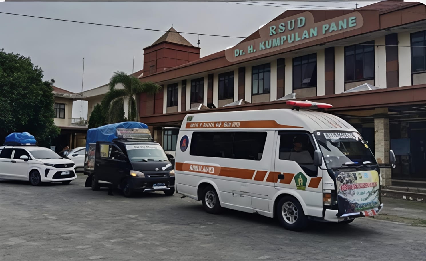Media Online RataNews Beri Bantuan Baju Seragam Untuk Petugas Ambulance RSUD Kumpulan Pane Kota Tebingtinggi. - IMG 20251224 WA0011