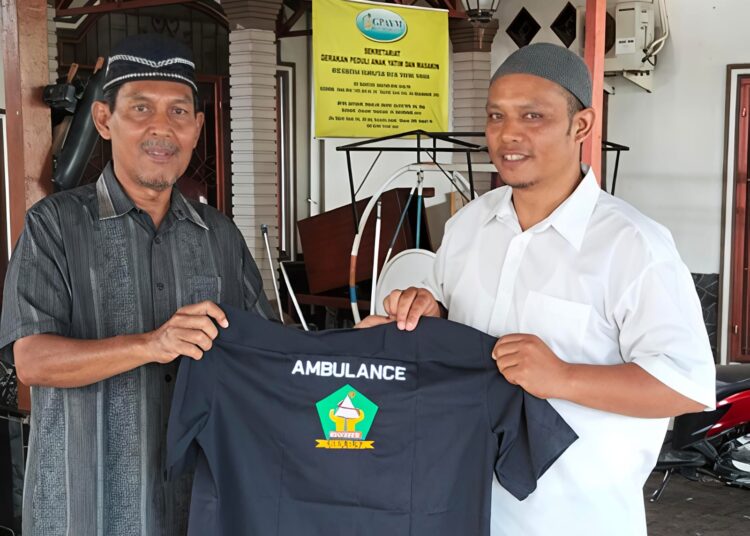 Media Online RataNews Beri Bantuan Baju Seragam Untuk Petugas Ambulance RSUD Kumpulan Pane Kota Tebingtinggi.