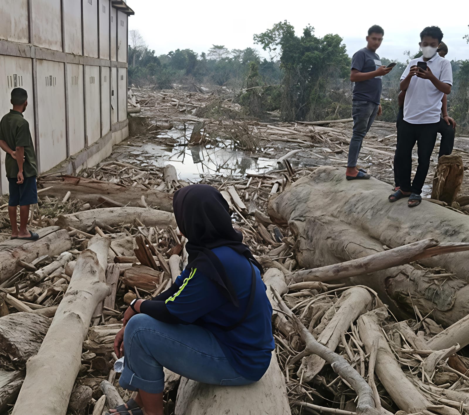 Direktur RSUD Kumpulan Pane Kota Tebingtinggi drg. Lili Marliana Pimpin Penyaluran Bantuan Bencana Aceh Tamiang - IMG 20251228 WA0001