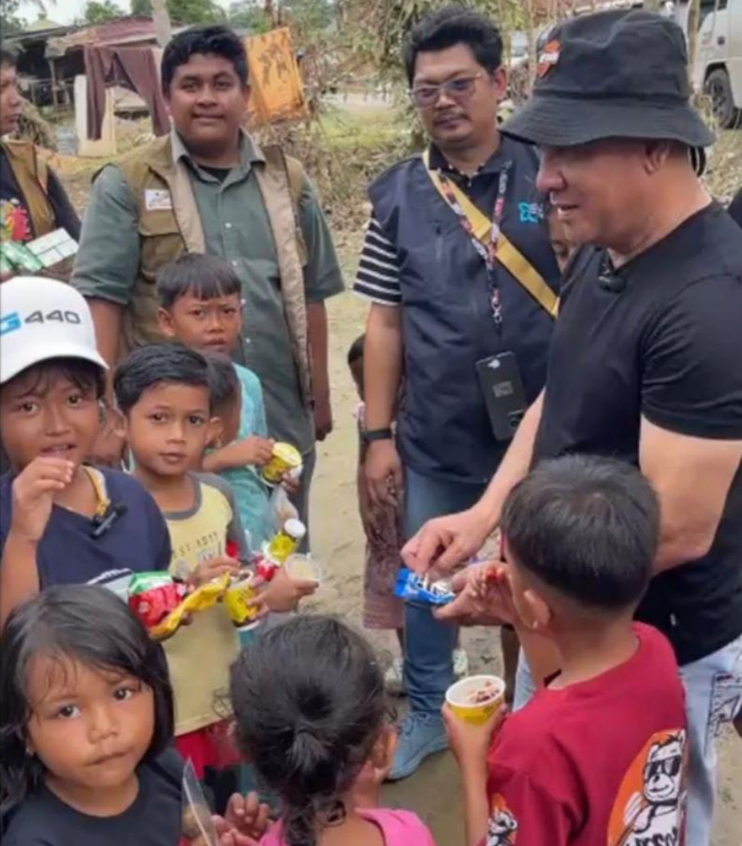 Peduli Bencana Sumatera, Direktur PT SPMN Langsung Penyaluran Sembako dan Layanan Kesehatan - Screenshot 20251224 224355