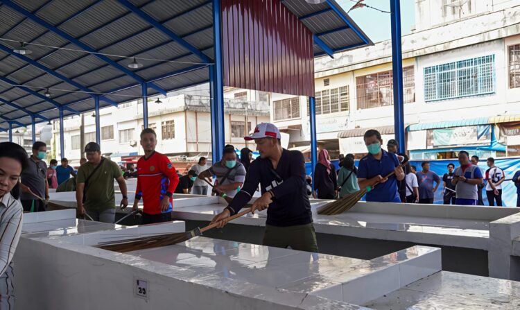 Sebelum diresmikan Walikota Pimpin ASN Gotroy Bersihkan Pasar Inpres, Kios Tidak Dijual Belikan 2 Sebelum diresmikan Walikota Pimpin ASN Gotroy Bersihkan Pasar Inpres, Kios Tidak Dijual Belikan
