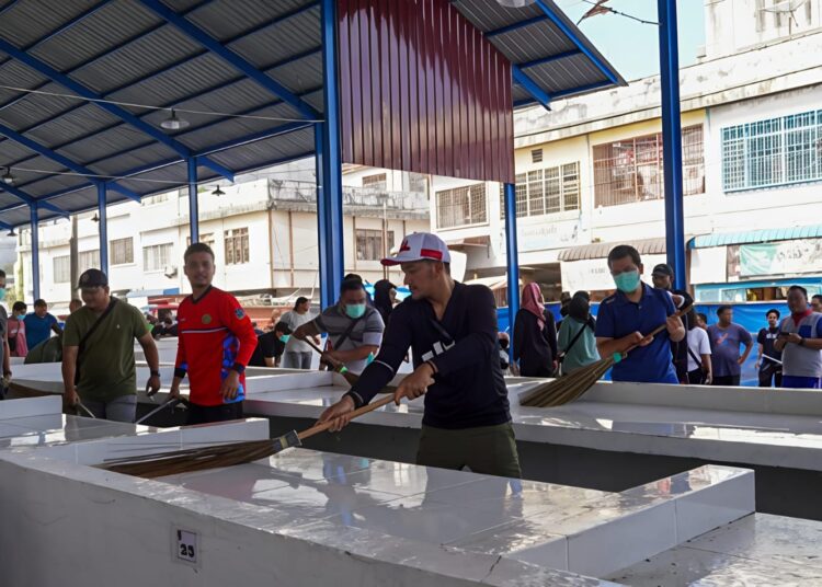 Sebelum diresmikan Walikota Pimpin ASN Gotroy Bersihkan Pasar Inpres, Kios Tidak Dijual Belikan