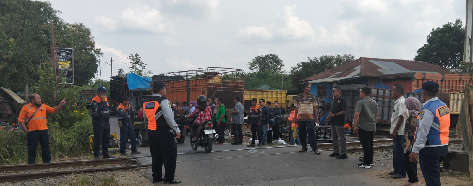Korban Tubrukan Maut Kereta Api Seri Bilah Utama Dengan Mobil Avanza Di Tebingtinggi Tewaskan Seluruh Penumpangnya 9 Orang, Sembilan Unit Ambulance Bawa Jenazah Kerumah Duka - IMG 20260123 WA0024