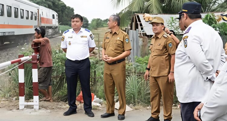 Walikota Tebingtinggi H. Iman Irdian Saragih Tinjau Perlintasan Kereta Api Tanpa Palang Renggut 9 Nyawa 2 Walikota Tebingtinggi H. Iman Irdian Saragih Tinjau Perlintasan Kereta Api Tanpa Palang Renggut 9 Nyawa